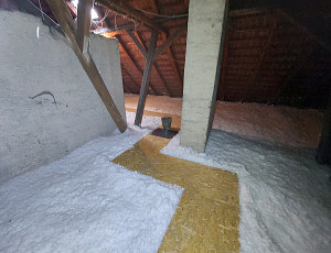 Zateplení stropu bytového domu a zhotovení revizních lávek